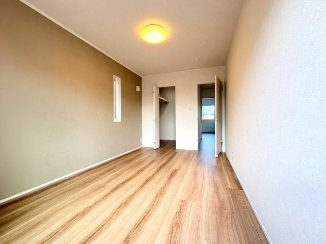 【商談中】新築戸建　羽島郡笠松町松栄町Ⅱ　全３区画分譲の寝室|全居室にたっぷり収納できる大型収納を設置。窓ガラスは断熱性能や結露防止効果の高いペアガラスです。