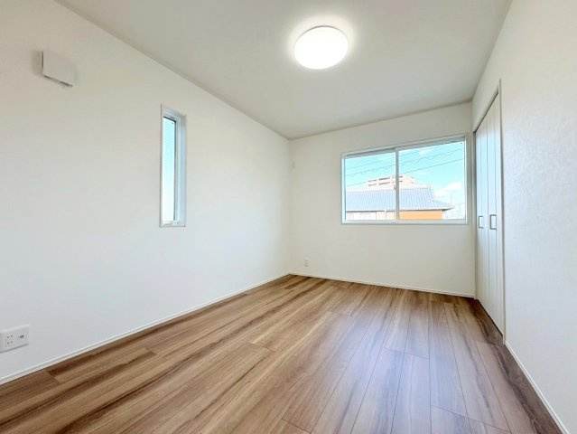 【商談中】新築戸建　羽島郡笠松町松栄町Ⅱ　全３区画分譲の洋室|全居室にたっぷり収納できる大型収納を設置。窓ガラスは断熱性能や結露防止効果の高いペアガラスです。