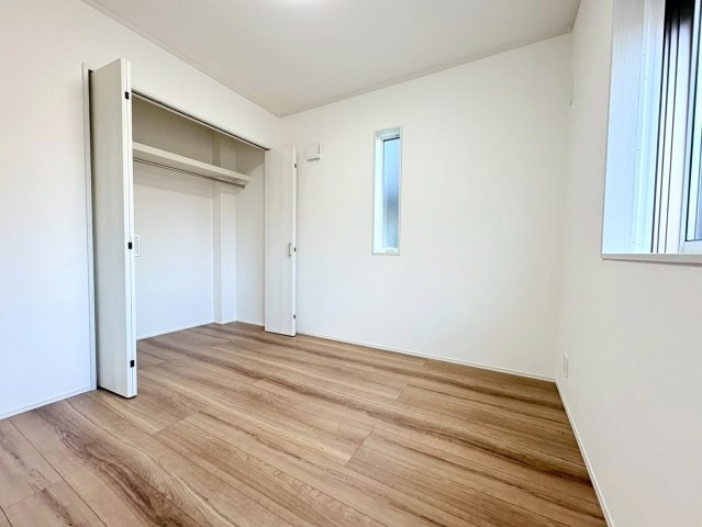 【商談中】新築戸建　羽島郡笠松町松栄町Ⅱ　全３区画分譲の洋室|全居室にたっぷり収納できる大型収納を設置。窓ガラスは断熱性能や結露防止効果の高いペアガラスです。