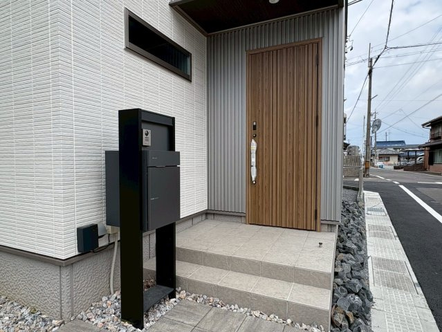 【商談中】新築戸建　羽島郡笠松町松栄町Ⅱ　全３区画分譲の玄関|玄関ドアの鍵はディンプルキーと内側はサムターンキーになっており防犯性の高い仕様になっています。