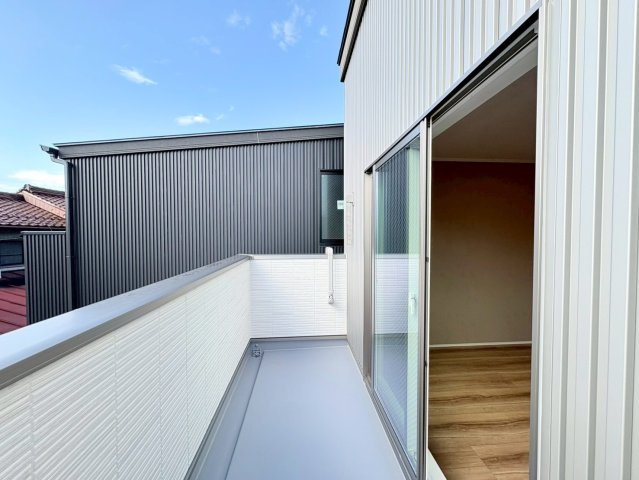 【商談中】新築戸建　羽島郡笠松町松栄町Ⅱ　全３区画分譲のバルコニー|バルコニーは南向きで洗濯物もよく乾きます！