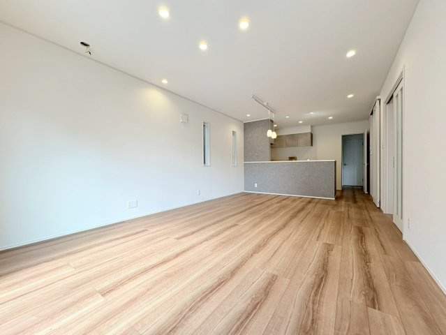 【商談中】新築戸建　羽島郡笠松町松栄町Ⅱ　全３区画分譲の居間・リビング|南向きで日当たりもよく大きな窓がリビング全体に光と風を運びます。ご家族でゆとりある暮らしができます。