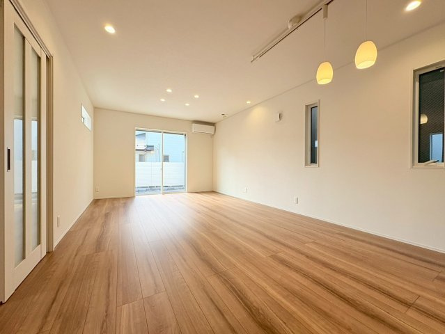 【商談中】新築戸建　羽島郡笠松町松栄町Ⅱ　全３区画分譲の居間・リビング|南向きで日当たりもよく大きな窓がリビング全体に光と風を運びます。ご家族でゆとりある暮らしができます。