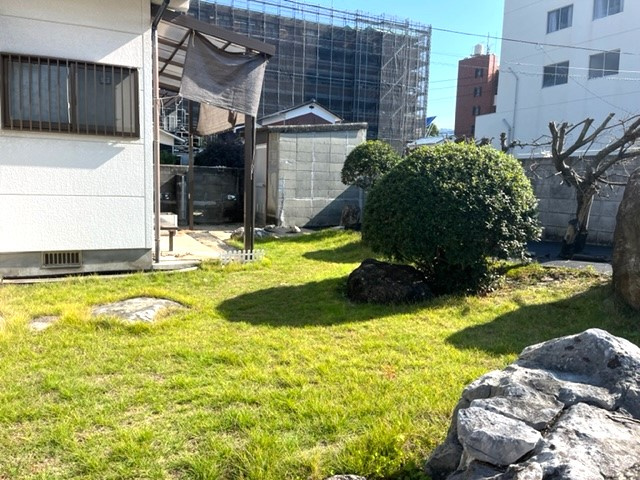 松山市石手4丁目の庭