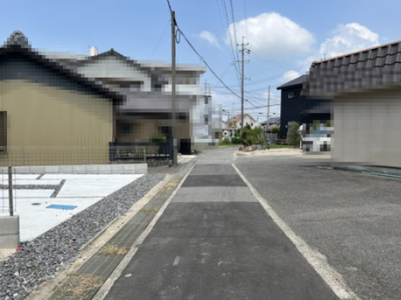 高浜市呉竹町3期　全3棟　2号棟の前面道路含む現地写真