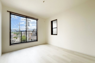 【洋室】 | 宇治市木幡檜尾　中古戸建 | 【洋室6帖】北向きのバルコニーに面しており、前面T字路につきスッキリとした眺望で風通しも良好です。