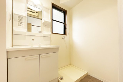 【洗面所】 | 宇治市木幡檜尾　中古戸建 | 洗面化粧台は新調しています。鏡の両サイドにラックに小物が収納できるので、水回りがスッキリと整理できます。
洗濯機置場の上部に窓が設けられているので、溜まりやすい洗面所の湿気もしっかり換気できます。