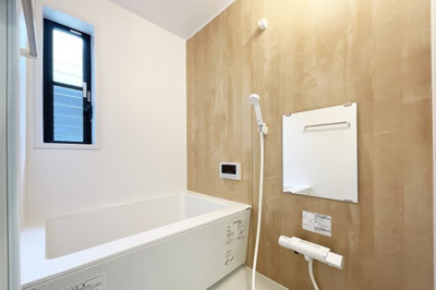 【浴室】 | 宇治市木幡檜尾　中古戸建 | ユニットバスは新調しています。浴室には温もりを感じる木目調タイルが施されています。一日の疲れをゆっくりリフレッシュできますね。