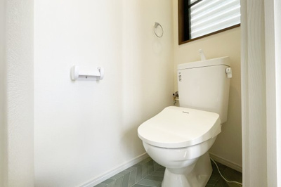 【トイレ】 | 宇治市木幡檜尾　中古戸建 | トイレは新調しています。暖房便座、温水洗浄機能付きで寒い時期も安心です。