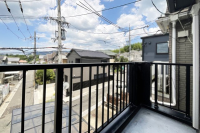【バルコニー】 | 宇治市木幡檜尾　中古戸建 | バルコニーは北向きです。前面がT字路になっているので陽当り・風通し良好です。洗濯物が早く乾きそうですね。