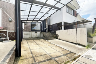 【駐車場】 | 宇治市木幡檜尾　中古戸建 | 駐車スペースはゆったりとした広さで車2台駐車可能です。2台所有のご家庭はもちろん、来客時の駐車スペースとしても便利です。