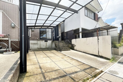 【駐車場】 | 宇治市木幡檜尾　中古戸建 | 駐車スペースはゆったりとした広さで車2台駐車可能です。2台所有のご家庭はもちろん、来客時の駐車スペースとしても便利です。