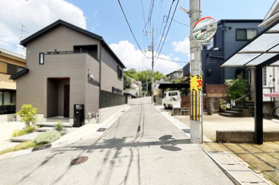 【前面道路含む現地写真】 | 宇治市木幡檜尾　中古戸建 | 幅員約4.7ｍ、閑静な雰囲気の住宅地です。