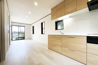 【居間・リビング】 | 宇治市木幡檜尾　中古戸建 | LDKは13.5帖です。壁付けタイプのキッチンですので、リビングを広く使用できます。
2階へはリビング階段を利用するので、自然と家族が集まるリビングです。