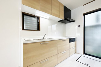 【キッチン】 | 宇治市木幡檜尾　中古戸建 | キッチンは新調しています。IHクッキングヒーターですので、火事や火傷の心配が少なく、小さなお子様がいるご家庭も安心です。