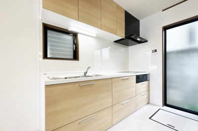 【キッチン】 | 宇治市木幡檜尾　中古戸建 | キッチンは新調しています。IHクッキングヒーターですので、火事や火傷の心配が少なく、小さなお子様がいるご家庭も安心です。