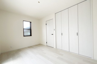 【洋室】 | 宇治市木幡檜尾　中古戸建 | こちらは6.5帖の洋室です。2面採光で自然に光が差し込む明るいお部屋です。お部屋全体は白を基調としており清潔感があります。