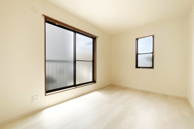 【洋室】 | 宇治市木幡檜尾　中古戸建 | 【洋室6.5帖】南側にはコンパクトサイズのバルコニーが設けられています。掃き出し窓になっているので、しっかりと光が差し込みます。