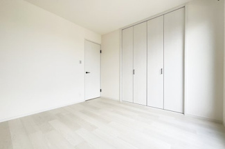 【洋室】 | 宇治市木幡檜尾　中古戸建 | こちらは6帖の洋室です。こちらも白を基調とした明るいお部屋です。
クローゼット完備でお部屋を広く使用できます。