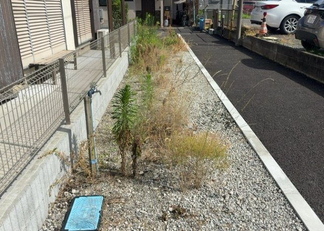 【外観】 | 土地の前の道路に消火栓が設置されていることがあります。この場合、道路交通法第45条第1項により、駐車禁止の場所が指定されています。そのため、車庫などの駐車スペースをつくることができない場合があります。