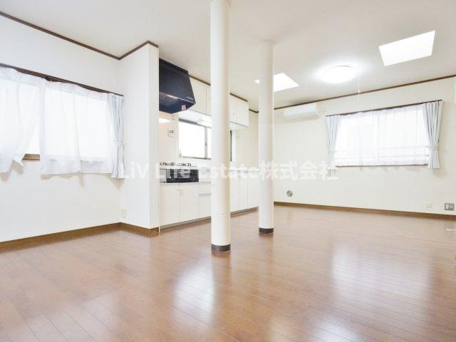 小川西町３丁目戸建ての居間・リビング