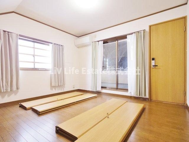 小川西町３丁目戸建ての洋室