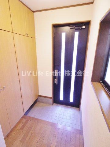 小川西町３丁目戸建ての玄関