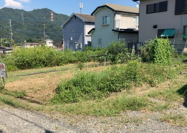 【外観】 | 土地の形が極端に長細かったり、狭小地、あるいは道路との高低差がある傾斜地だった場合、後々売ろうとしても買い手がつかない場合もあります。後々、売却することになった時に価値の下がらない土地を選びましょう。
