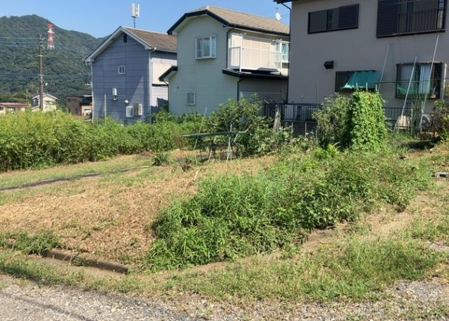 【外観】 | 家を建てる場合、方位は要チェックです。現実的に日当たりのよい家ならばリビングは南側、建築基準法でも北側に当たる家への配慮は求められています。土地を見学に行く際は、方位磁針を持って行くようにしましょう。