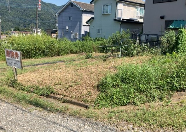 【外観】 | 土地を買う際、住む地域の自治体や福祉の補助制度にも注目してみましょう。子供や老人の医療補助やゴミ出しのルールなど、自治体によってルールに大きな違いがあるため、暮らしやすい土地で判断するとよいでしょう。