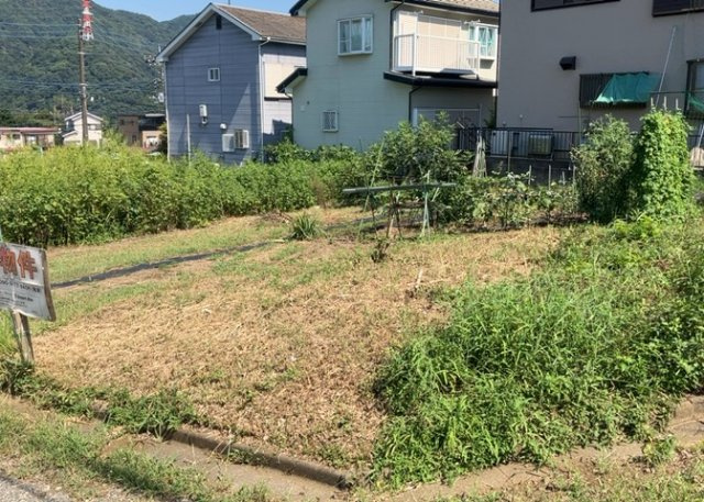【外観】 | 土地の前の道路に消火栓が設置されていることがあります。この場合、道路交通法第45条第1項により、駐車禁止の場所が指定されています。そのため、車庫などの駐車スペースをつくることができない場合があります。