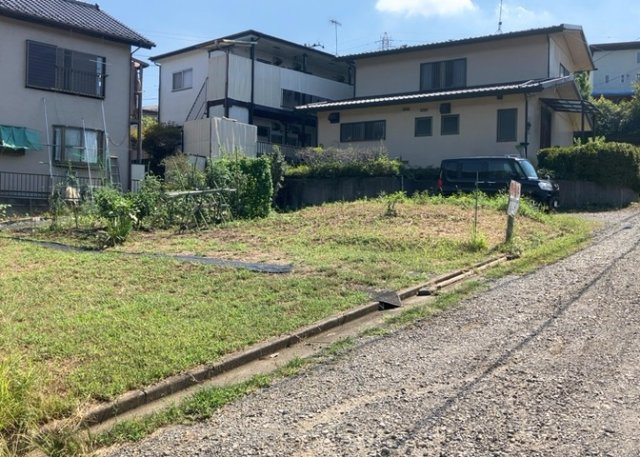 【外観】 | 現地に行くなら、物件の周囲の地形がどうなっているかを見ることも大切です。周辺より低くなっている土地では、大雨などで水が集まりやすいため、地盤が弱くなっているということも考えられるため、注意が必要です。