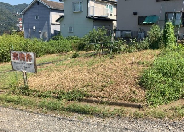 【外観】 | 家を建てる前提で土地を探している場合、地盤の丈夫さは譲れない条件の一つです。地盤が脆弱だと追加工事が必要となります。また、過去に地盤沈下や液状化現象を起こした土地は、できるだけ避けた方がいいでしょう。