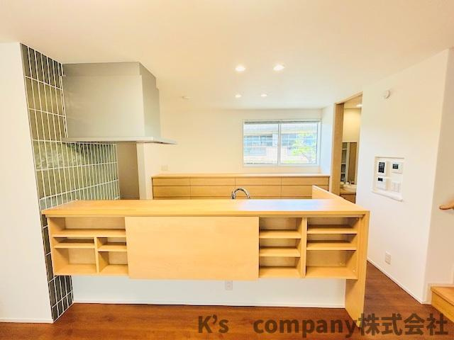 ◎藤沢市辻堂東海岸2丁目　中古戸建のダイニング|カウンタ―キッチンのリビング側にはインテリア小物などを置くことができる棚付き♪