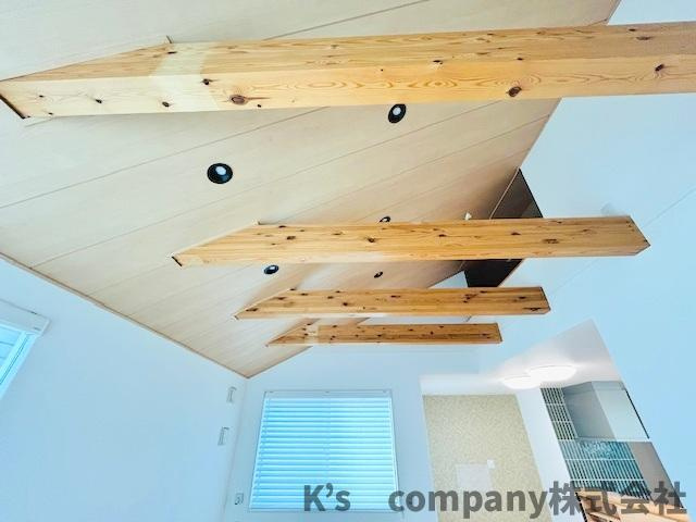 ◎藤沢市辻堂東海岸2丁目　中古戸建の内装|勾配天井に木目の梁がおしゃれなリビングを演出しています♪