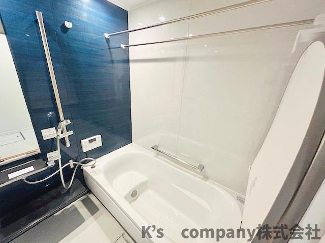 ◎藤沢市辻堂東海岸2丁目　中古戸建の浴室|アクセントパネルで引き締まった印象の浴室スペース◇