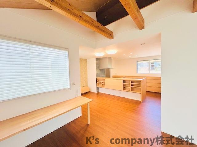 ◎藤沢市辻堂東海岸2丁目　中古戸建の居間・リビング|おしゃれな木目の梁がアクセントになっているリビング♪