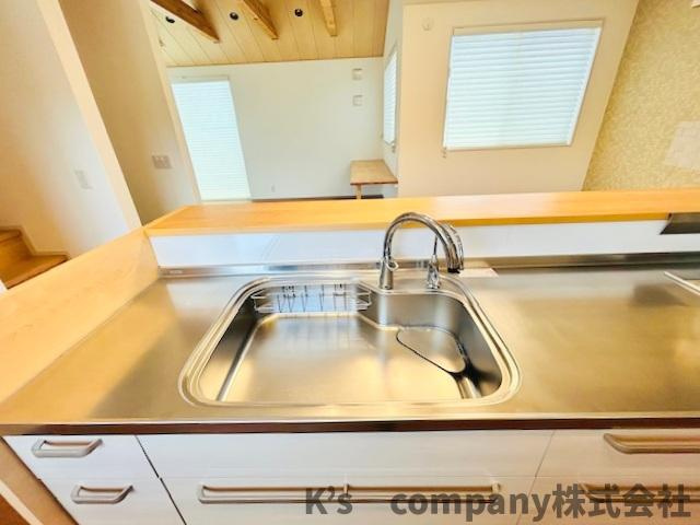 ◎藤沢市辻堂東海岸2丁目　中古戸建のキッチン|扱いやすいステンレス素材のシンクと天板♪