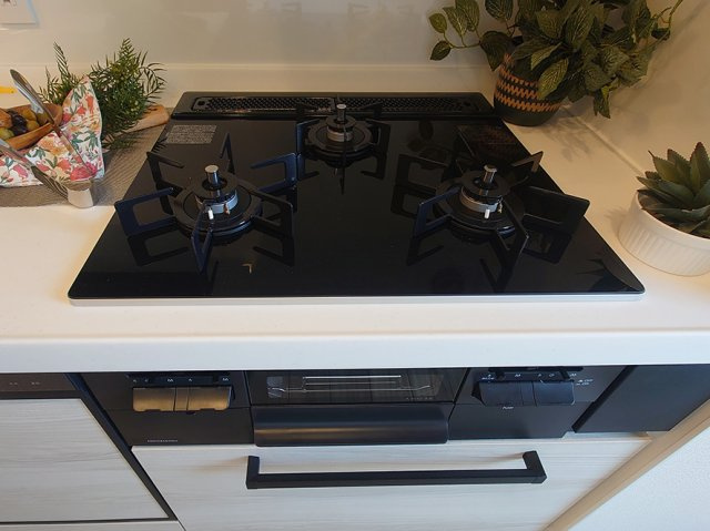 アールヴェール中村橋のキッチン|使い勝手が良い三ツ口コンロ◎