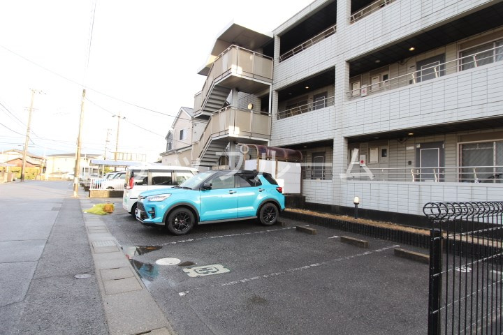 栄ハイムの駐車場