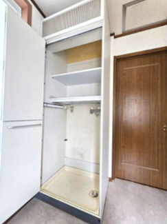 【その他】 | 越谷市大泊 ハウスメーカー施工 中古戸建 | 洗濯機置場は、収納も兼ねて扉もあることでプライバシー性が保てますね