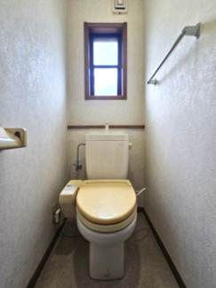 【トイレ】 | 越谷市大泊 ハウスメーカー施工 中古戸建 | 窓付きの２Fトイレ 写真には写っていませんが、収納も完備しています