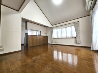 【居間・リビング】 | 越谷市大泊 ハウスメーカー施工 中古戸建 | 広々とした２Fのリビングは、目線も気にならない快適な空間です