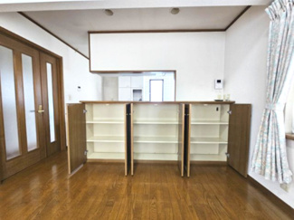 【収納】 | 越谷市大泊 ハウスメーカー施工 中古戸建 | キッチンカウンター下の収納は、奥行きもあり書類の整理に最適です