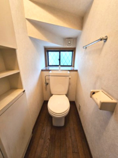 【トイレ】 | 越谷市大泊 ハウスメーカー施工 中古戸建 | １Fのトイレも窓、収納付です