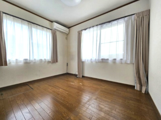 【洋室】 | 越谷市大泊 ハウスメーカー施工 中古戸建 | 大型の腰窓を備えた洋室は、１Fでも十分な採光が採れています