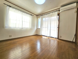 【洋室】 | 越谷市大泊 ハウスメーカー施工 中古戸建 | 南東角の洋室は、南西角の洋室とつながっており、大きな一部屋として活用することも可能です。