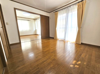 【洋室】 | 越谷市大泊 ハウスメーカー施工 中古戸建 | 隣の洋室とつながっている南西角の洋室も、掃き出し窓を備えてお庭にもすぐ出ることができます