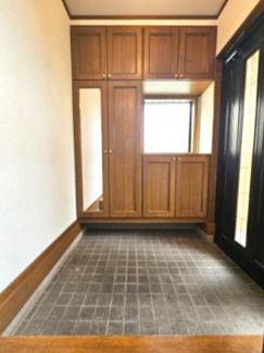 【玄関】 | 越谷市大泊 ハウスメーカー施工 中古戸建 | 窓のある大きな玄関には、大型のシューズクローゼットを備えたゆとりを感じさせる玄関です