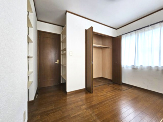 【収納】 | 越谷市大泊 ハウスメーカー施工 中古戸建 | 北東角の洋室にある大きなクローゼットと、収納棚が備え付けられています